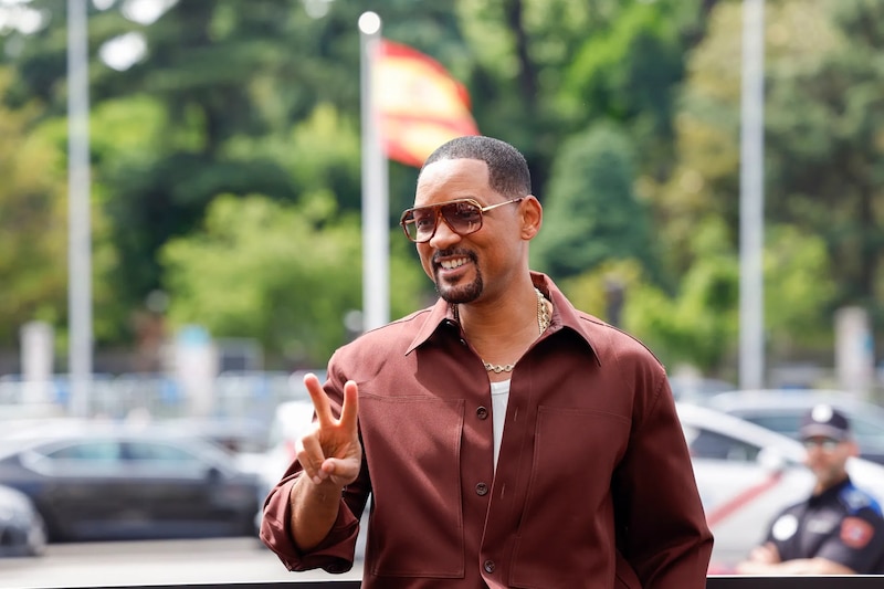 Will Smith sonríe y hace el signo de la paz