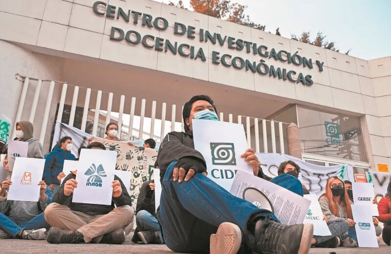 Estudiantes protestan frente a la CID