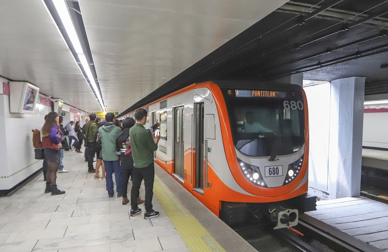 Tren subterráneo en la estación