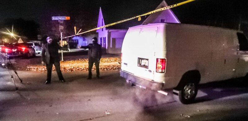 Policía investiga la escena de un crimen