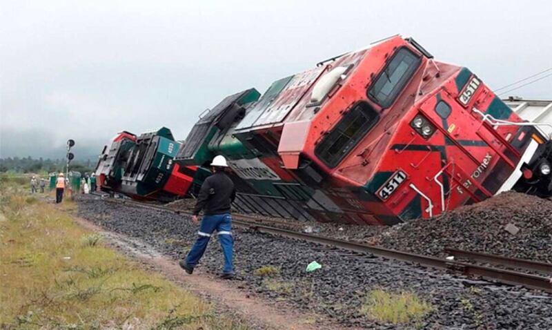 Accidente de tren en México deja al menos 100 heridos