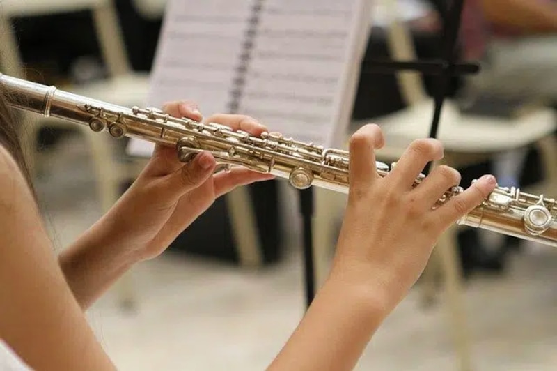 Niña tocando la flauta