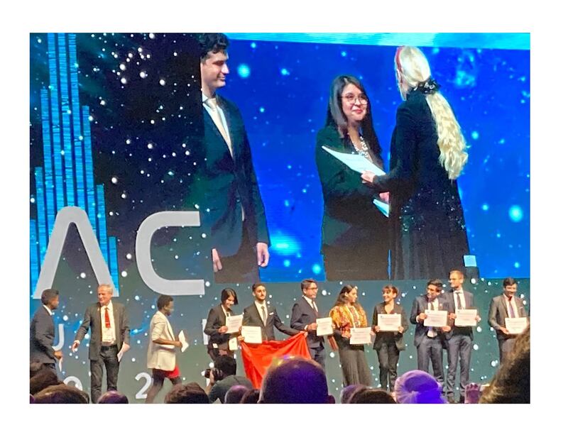 Entrega de premios a los ganadores del concurso de emprendimiento.