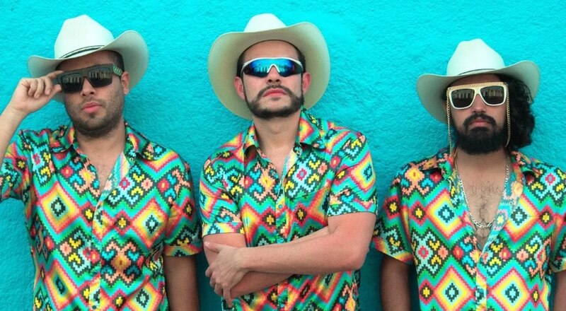 Tres hombres con sombreros vaqueros y camisas coloridas