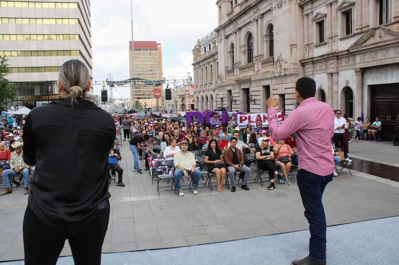 Un mitin político en una plaza pública