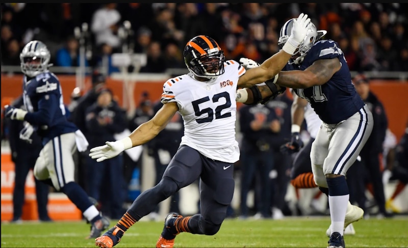 El jugador de fútbol americano número 52 de los Chicago Bears, Khalil Mack, captura al quarterback de los Dallas Cowboys, Dak Prescott.