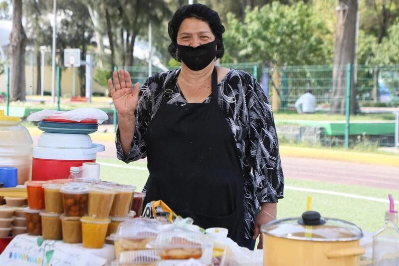 Mujer mexicana vende comida en la calle