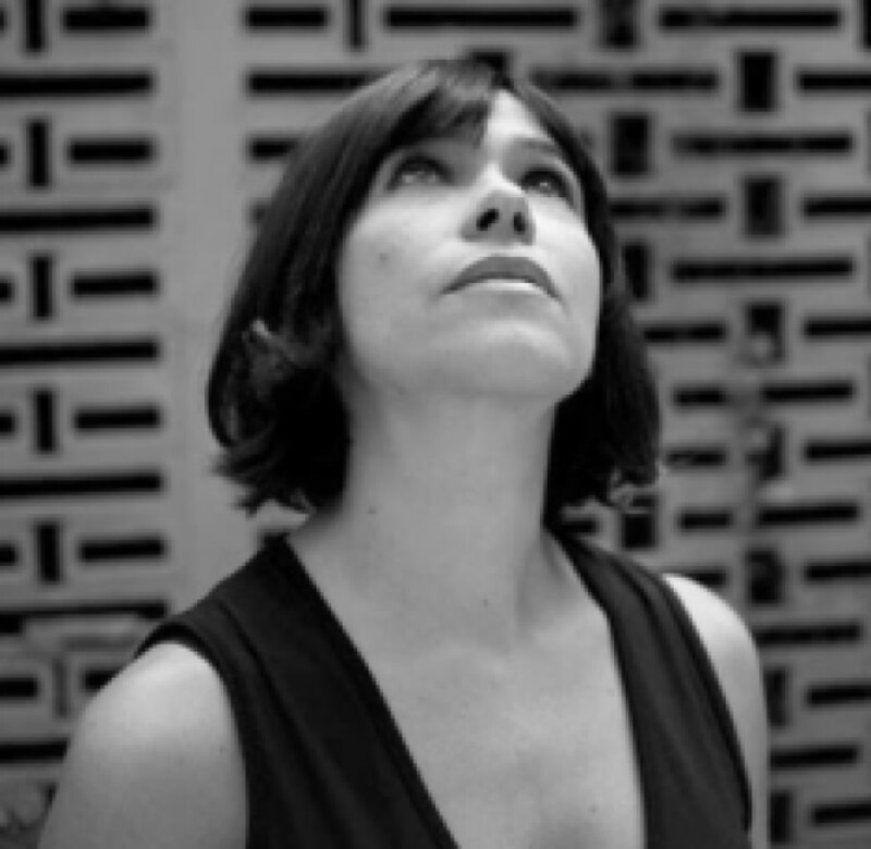 Retrato en blanco y negro de una mujer mirando hacia arriba