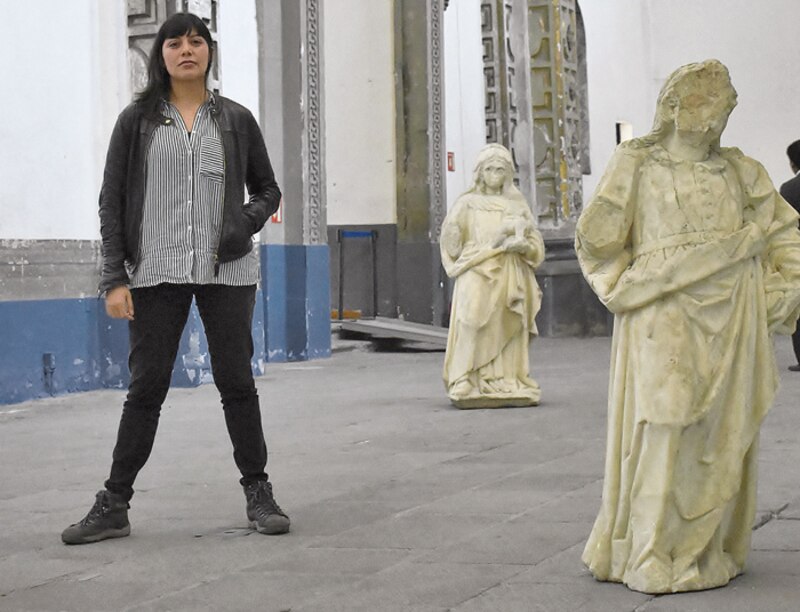 La artista visual mexicana Mariana Castillo Deball con sus obras en el Museo de Arte Moderno de México.