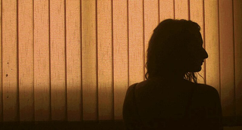 Mujer mirando por la ventana