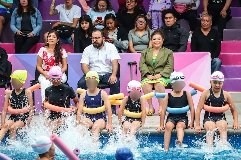Niños nadando en una piscina