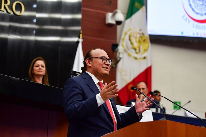Diputado mexicano da un discurso en el Congreso