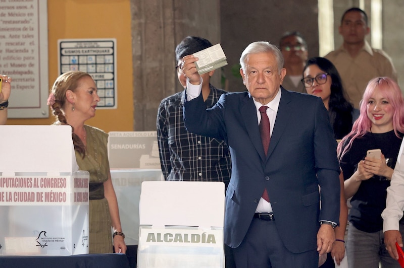 El presidente Andrés Manuel López Obrador emite su voto en las elecciones de México