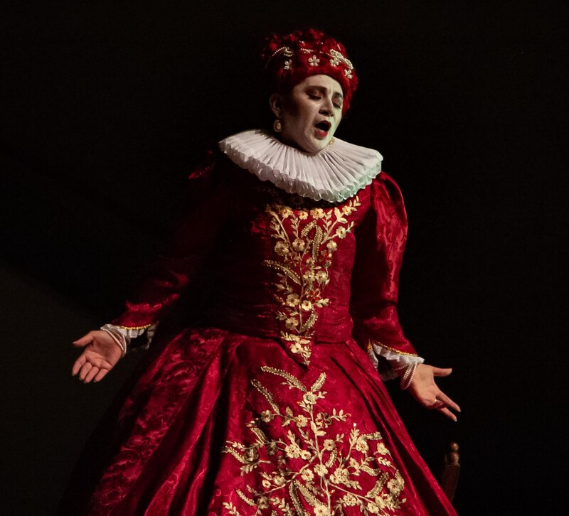 Cantante de ópera en un escenario