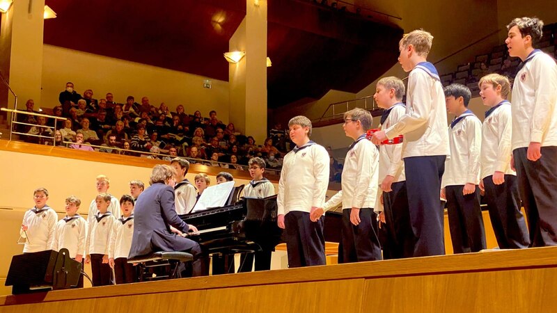 Coro de niños cantando en un concierto