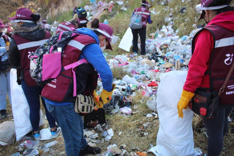 Voluntarios limpian una playa de basura