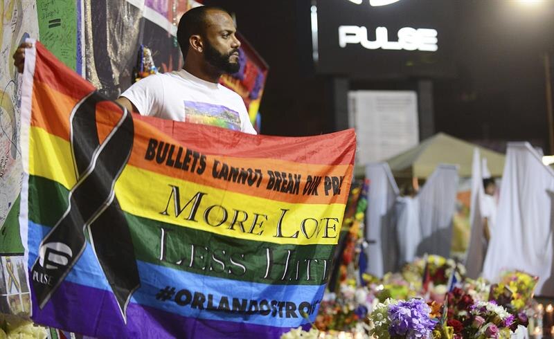 Orlando: Vigilia con banderas LGTBI tras el tiroteo en un club gay