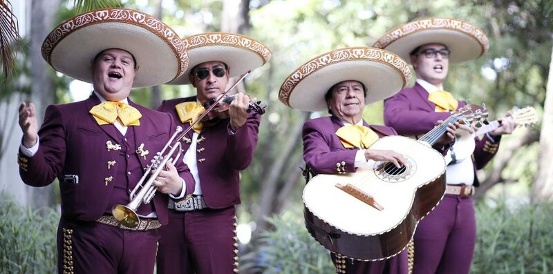 Mariachi tocando en un jardín