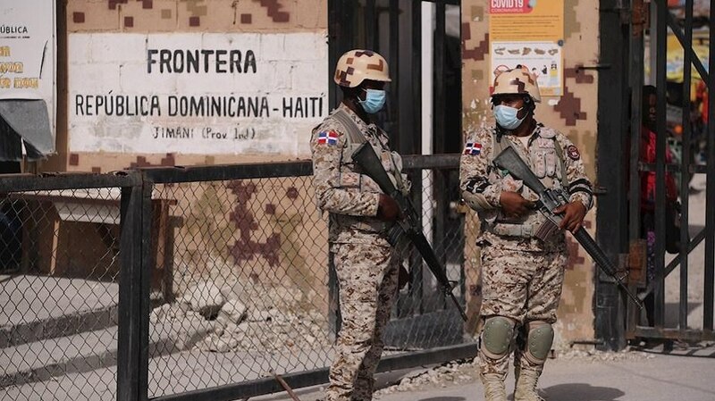 Soldados dominicanos custodian la frontera con Haití