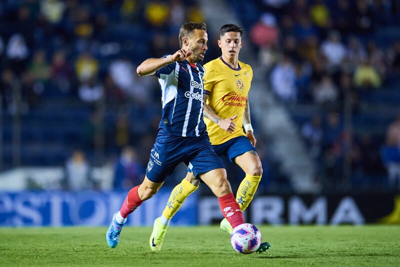 Sergio Canales, jugador de Monterrey conduce el balón frente al América en su partido de temporada regular durante el Apertura 2024 en la cancha del Estadio Ciudad de los Deportes.