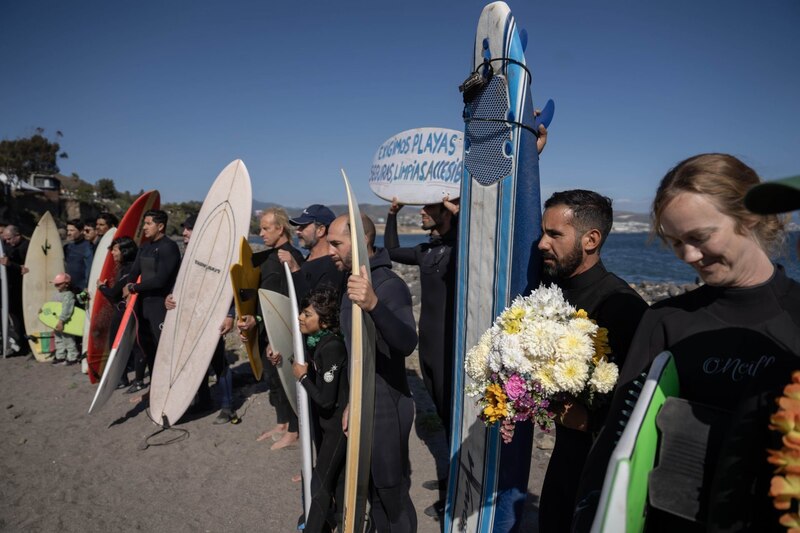 Surfistas se manifiestan en contra de la contaminación de las playas