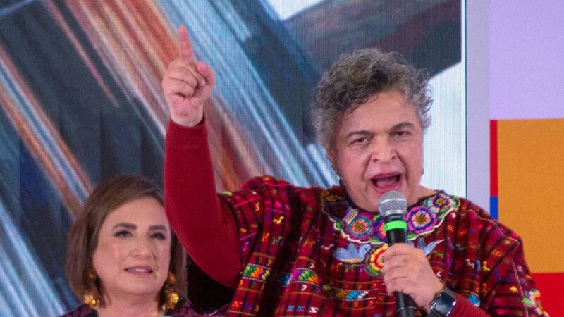 La senadora mexicana Nestora Salgado da un discurso durante un evento público.