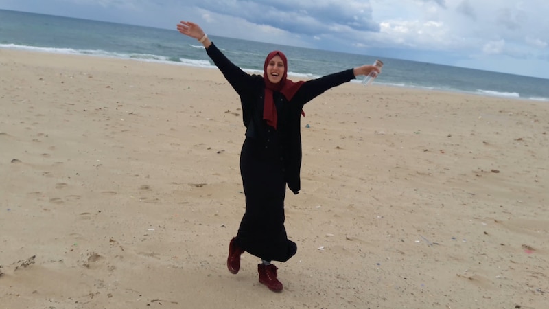 Mujer bailando en la playa