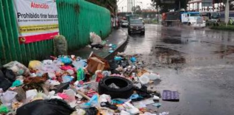 La basura se acumula en las calles de la Ciudad de México