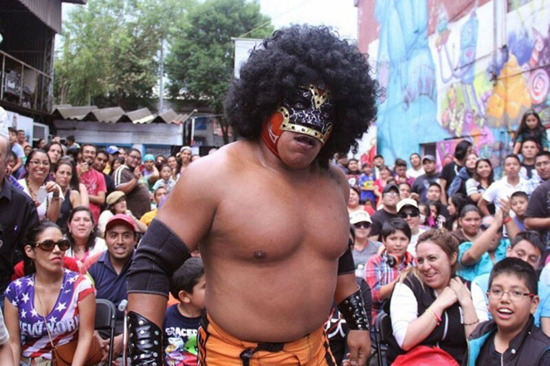 El luchador mexicano Blue Demon Jr. se prepara para luchar en una función de lucha libre en la Ciudad de México.