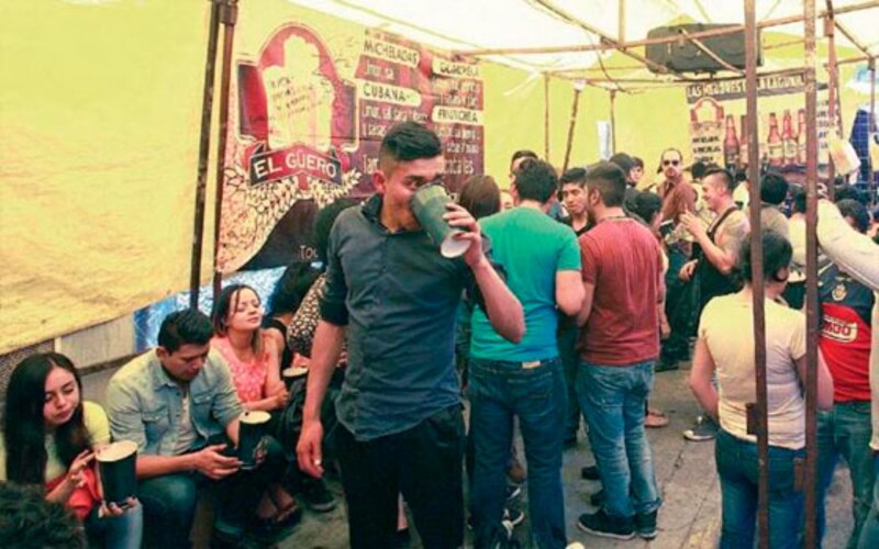 Jóvenes bebiendo en una fiesta
