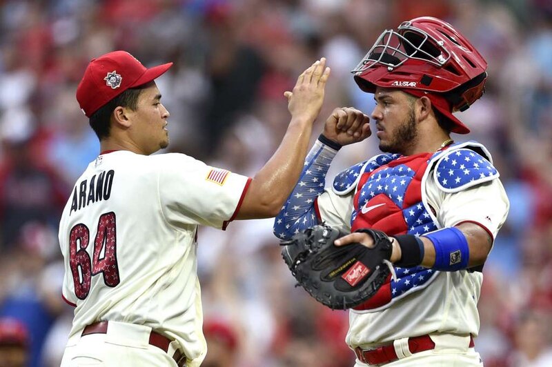 Los jugadores de béisbol celebran una victoria