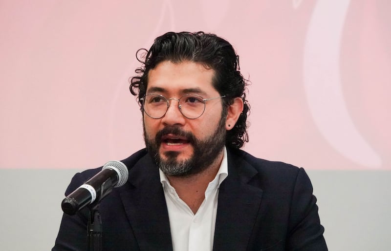 Marath Baruch Bolaños López, secretario del Trabajo y Previsión Social (STPS) encabezó la conferencia de prensa en la sede de esta dependencia para informe respecto a los cambios que su administración ha implementado y entre los que destacaron las modificaciones en materia de enfermedades para el otorgamiento de incapacidades, así cómo el inicio de la discusión para la modificación a la jornada laboral de 40 horas. jornada laboral de 40 horas en México.