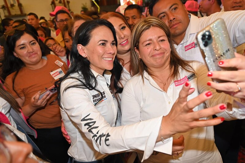 La candidata presidencial colombiana Ingrid Betancourt se toma una foto con una seguidora.