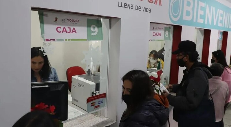 Larga fila en el banco