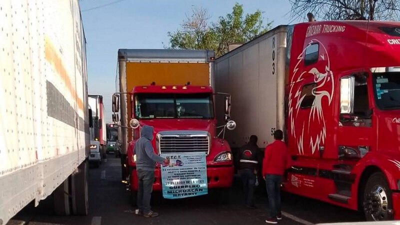 Title: Camioneros mexicanos bloquean una carretera en protesta por los altos precios de la gasolina
