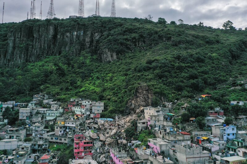 Deslave en la ladera de un cerro deja varias viviendas destruidas