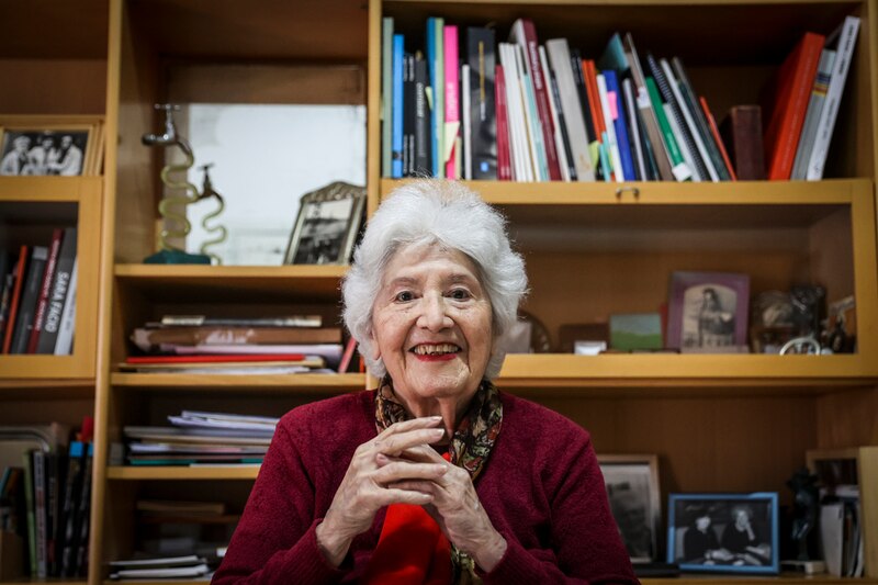 La escritora Saramago sonríe en su biblioteca