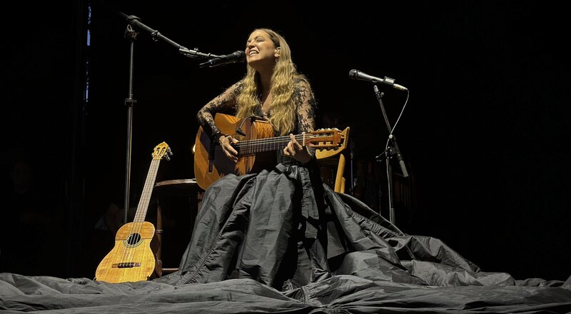 Rosalía cantando en concierto
