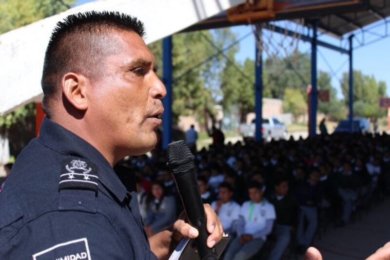 Policía da una conferencia a un grupo de estudiantes.