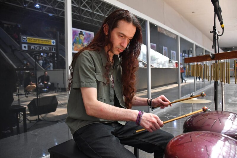 Un músico tocando un hang drum