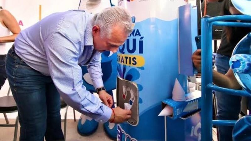 El candidato por Morena, Armando Quintero, inaugura una máquina de agua gratis en la alcaldía de Iztapalapa