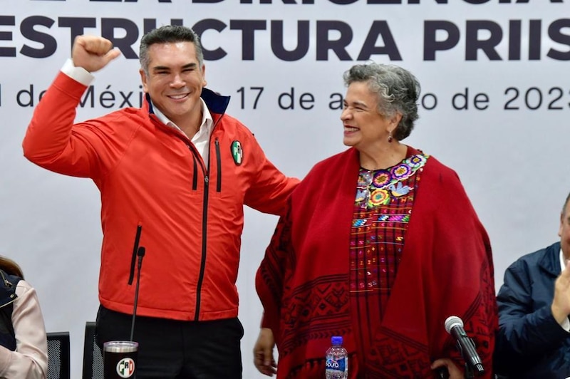 "AMLO y Sheinbaum sonríen durante la conferencia de prensa matutina"