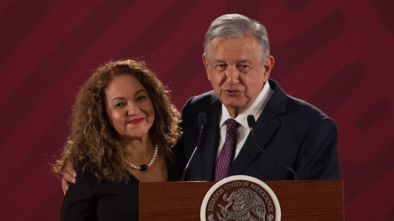 El presidente Andrés Manuel López Obrador y la secretaria de Educación Pública, Delfina Gómez Álvarez, durante una ceremonia en Palacio Nacional.
