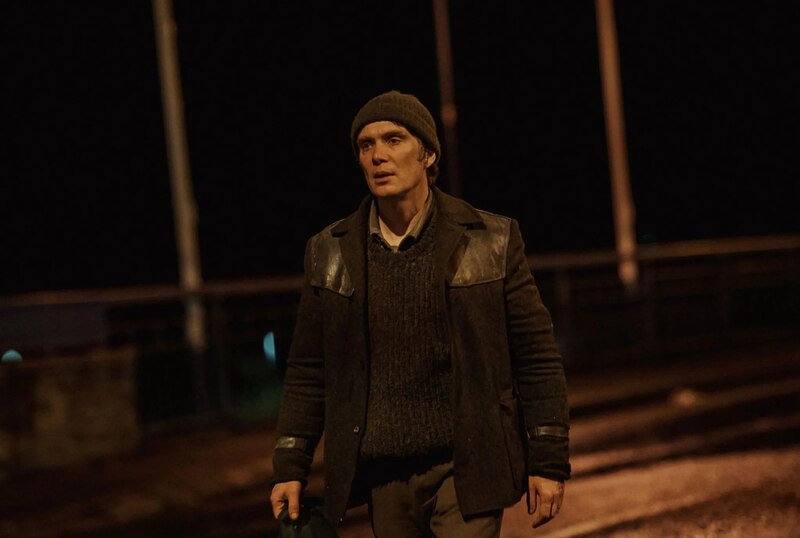 Un hombre camina solo por la noche