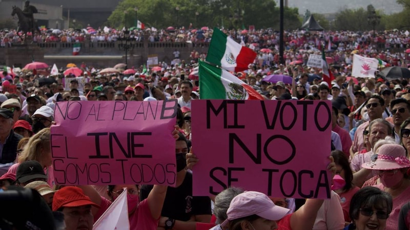 Marcha en defensa del INE