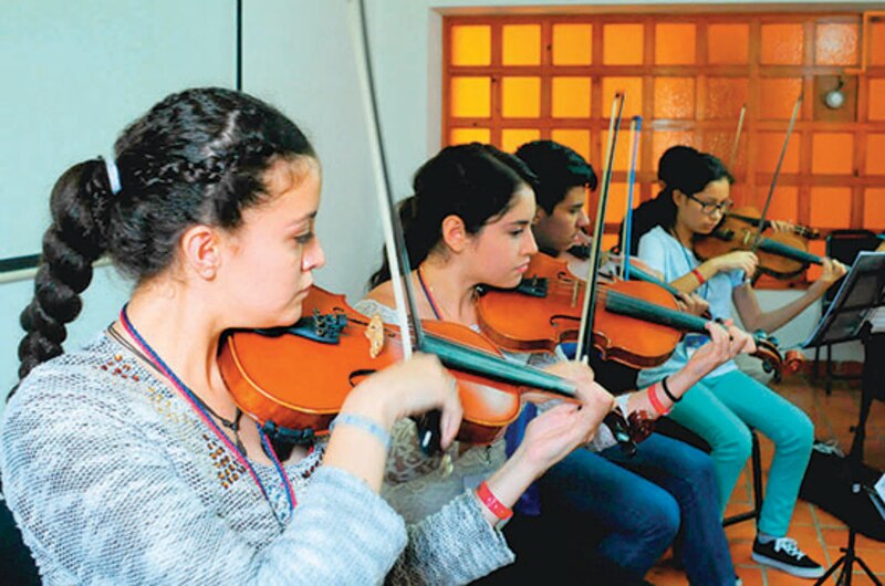 Jóvenes músicos en una orquesta