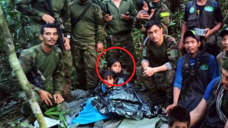 La niña de la foto fue encontrada en la selva después de estar desaparecida durante 10 días