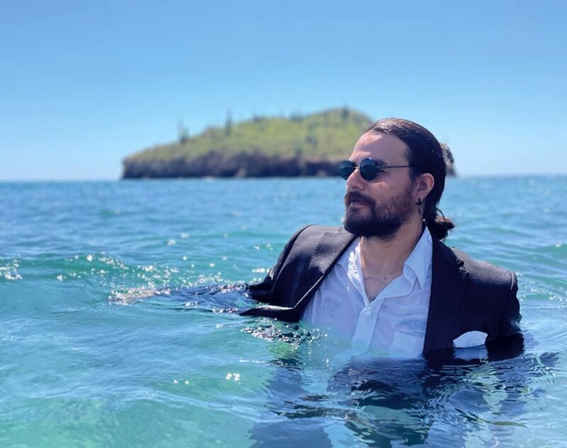 Hombre en traje de baño en el mar