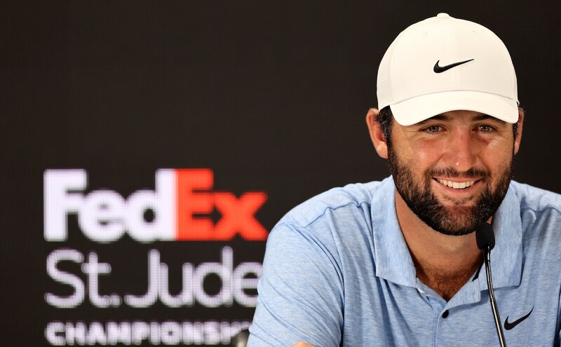 El golfista Zach Johnson sonríe durante una conferencia de prensa