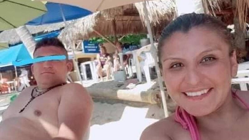 Pareja disfrutando de la playa